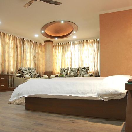 Hotel Chirag Residency Nueva Delhi Exterior foto