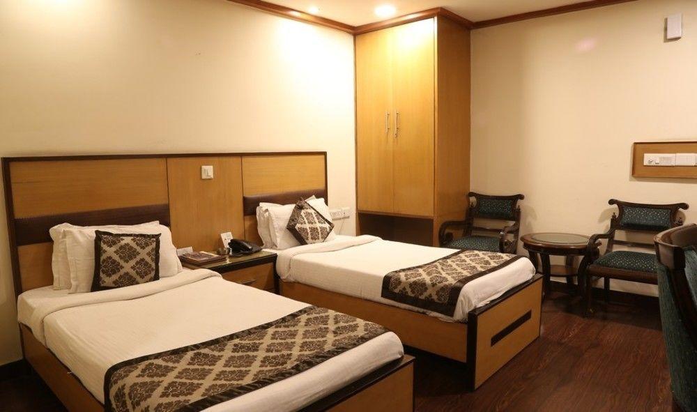 Hotel Chirag Residency Nueva Delhi Exterior foto