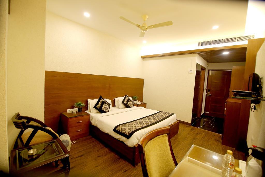 Hotel Chirag Residency Nueva Delhi Exterior foto