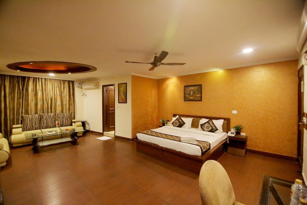 Hotel Chirag Residency Nueva Delhi Exterior foto
