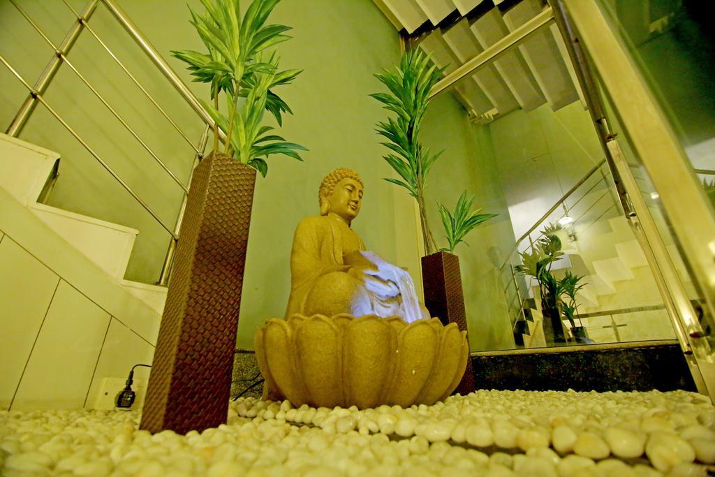 Hotel Chirag Residency Nueva Delhi Exterior foto