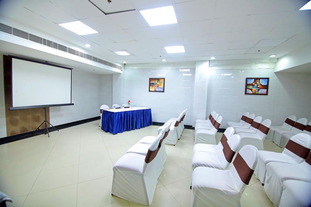Hotel Chirag Residency Nueva Delhi Exterior foto