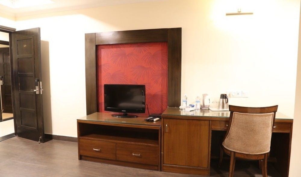 Hotel Chirag Residency Nueva Delhi Exterior foto