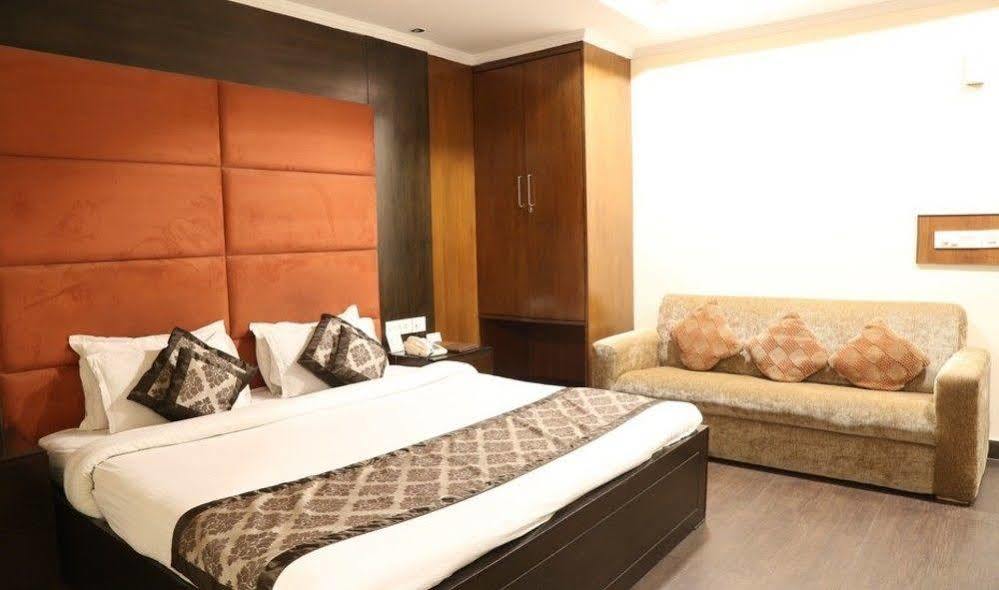 Hotel Chirag Residency Nueva Delhi Exterior foto