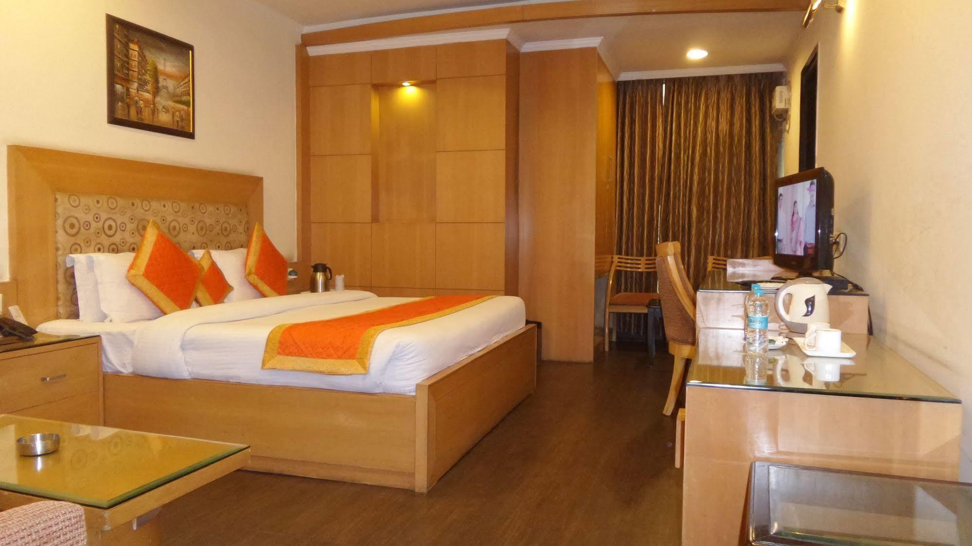 Hotel Chirag Residency Nueva Delhi Exterior foto