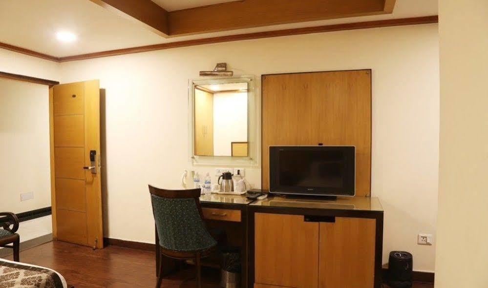 Hotel Chirag Residency Nueva Delhi Exterior foto